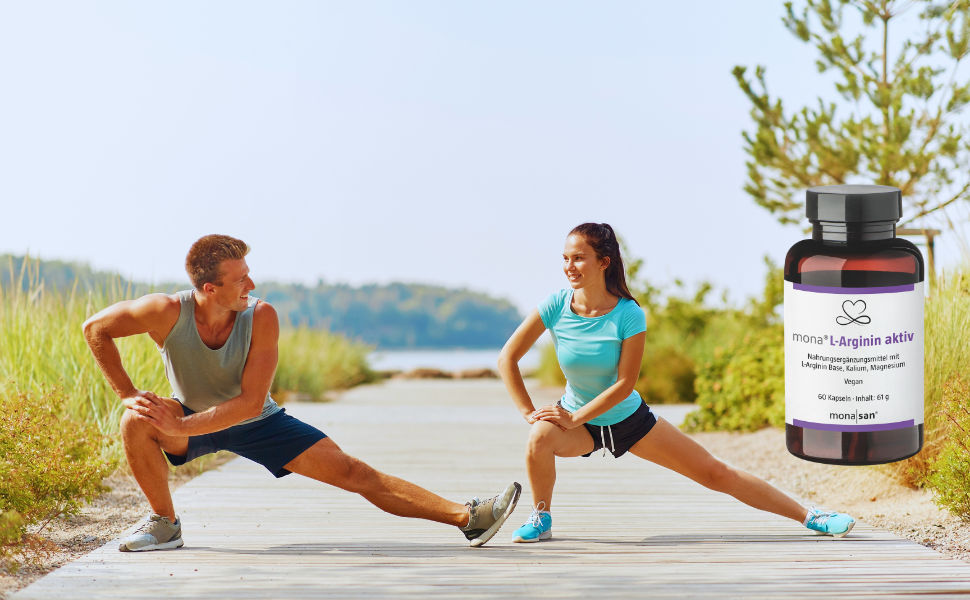 Produktabbildung mona L-Arginin mit zwei Sportlern auf Steg am See